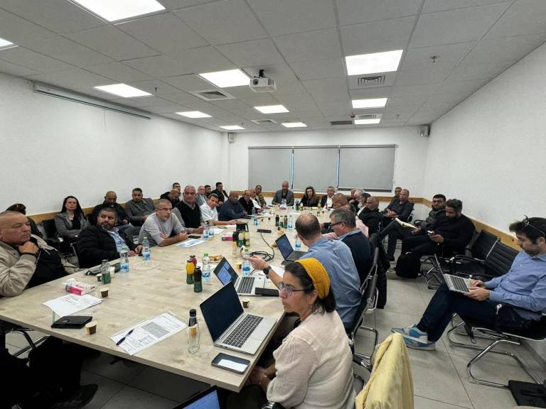 منتدى رؤساء السلطات العربية في الجنوب يجتمع مع وزيرة جودة البيئة عيديت سيلمن في بلدية رهط