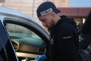 ضبط سيارات فاخرة وذهب وأموال وأسلحة في مداهمة بعرعرة النقب