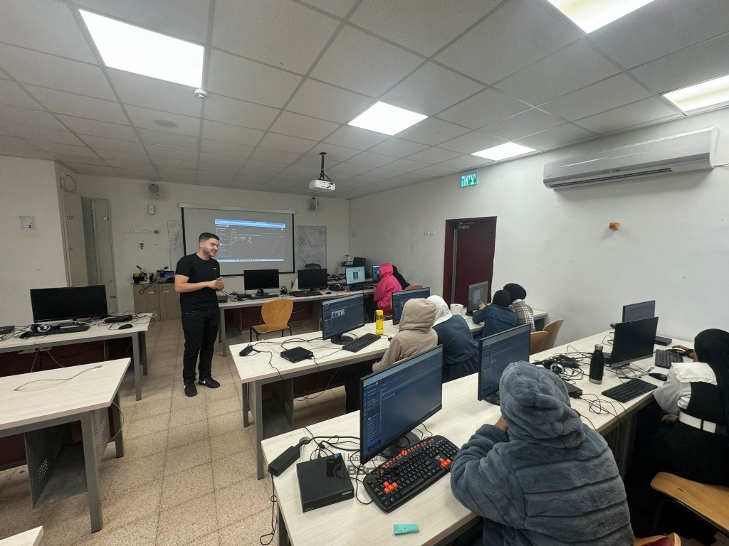 انطلاق برنامج “صناعة المحتوى بواسطة الذكاء الاصطناعي” في المدرسة الثانوية ابو قرينات