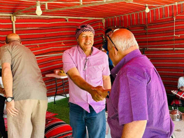 صور: ابراهيم الهواشلة، رئيس مجلس واحة الصحراء السابق يستقبل وفد مخططي قرية قصر السر في النقب