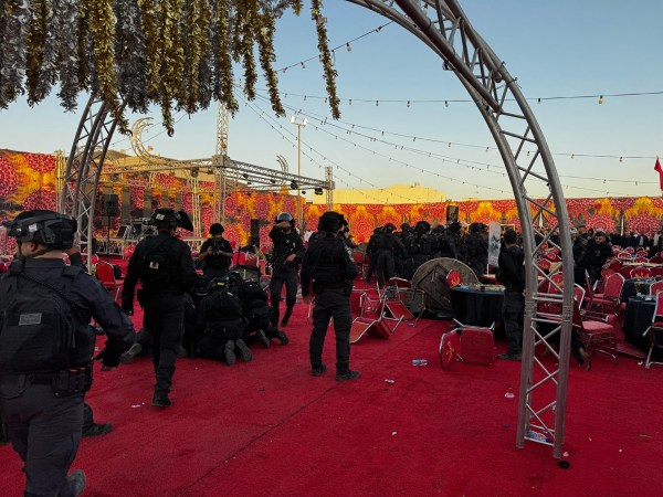الشرطة تداهم حفل زفاف في اللقية وسط إطلاق نار ورشق حجارة