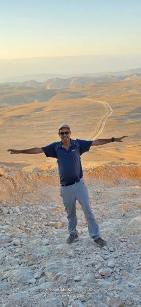 صور – المسار السياحي نقب أبو طاقية: مغامرة في قلب النقب