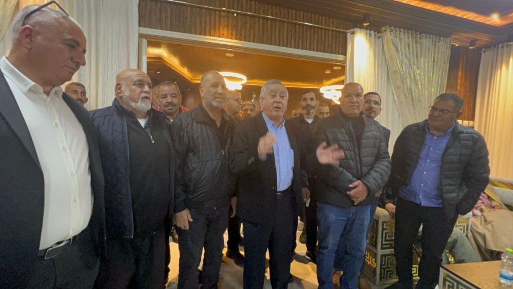 رهط: الأستاذ خليل المطالقة يستضيف لقاءً تكريميًا لعائلتي أبو زطيم وأبو توفيق ترسيخًا لراية الصلح