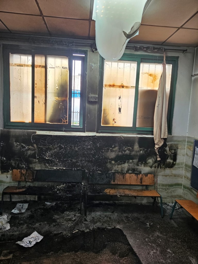 تل السبع: جريمة حرق في مدرسة الرسالة تلتهم صفوفاً تعليمية وتحرم 70 طالباً من مقاعدهم الدراسية