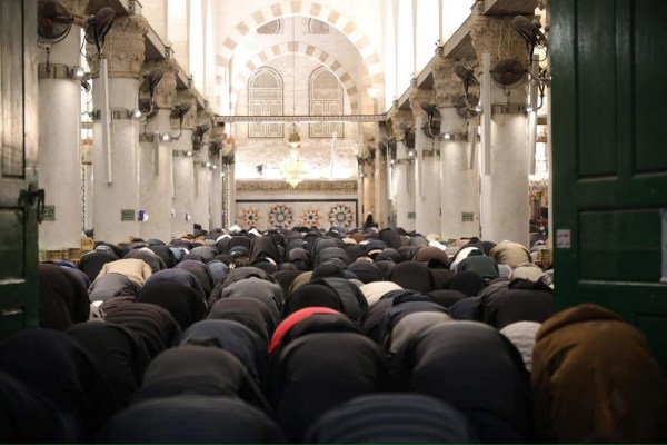 صلاتي العشاء والتراويح في المسجد الأقصى المُبارك في اليوم السابع من رمضان