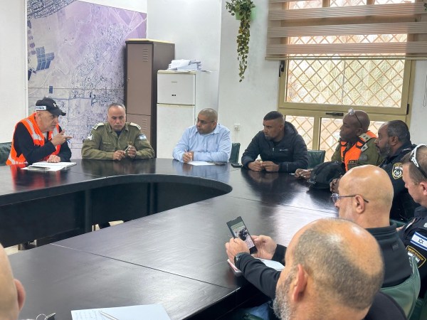 تل السبع: في جلسة طوارئ مع الجبهة الداخلية.. رئيس المجلس يعلن الجاهزية التامة وفتح الملاجئ وتعليق الدراسة