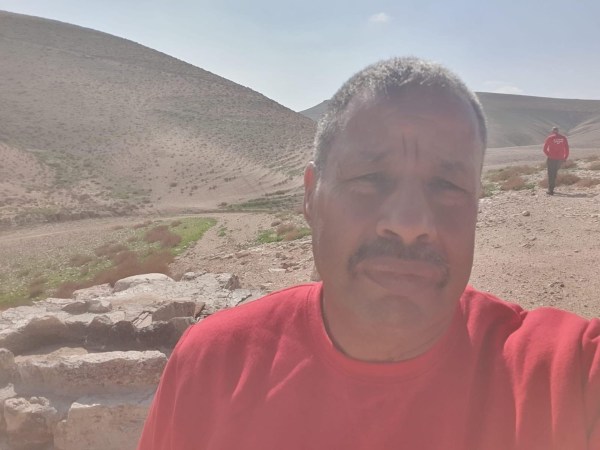 رئيس لجنة قرية تل عراد غير المعترف بها يشارك في جهود الاستجابة للطوارئ بالجنوب