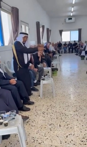فيديو قضاء عشائري من رهط النقب: جدل حول رفض الحكم الشرعي وتأكيد اللجوء إلى الحكم العشائري