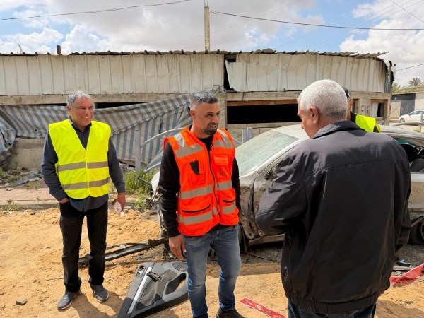 عاجل: سقوط شظايا صاروخ في 5 مواقع بقرية تل السبع يخلّف أضرارًا جسيمة بالمنازل والسيارات وإصابة 7 أفراد من عائلة واحدة – جولات ميدانية لرئيس المجلس عمر الأعسم وتضامن من مجلس عرعرة النقب