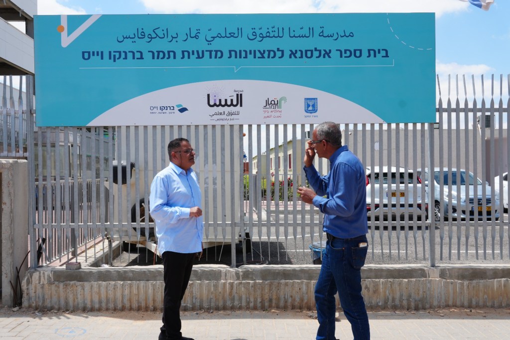 مدرسة “السنا” تقود ثورة العقول وتصنع علماء المستقبل