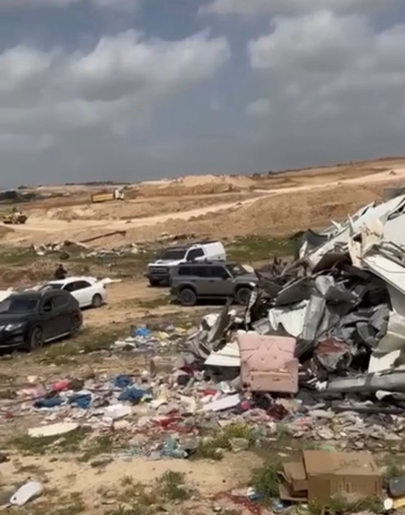 سلطة الأراضي والشرطة الإسرائيلية تهدم مبانٍ في ضواحي رهط بحجة عدم الترخيص