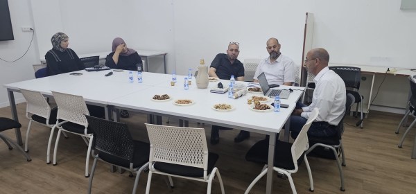تل السبع: قسم التربية والمحور الجماهيري يستضيفان طواقم المدارس الابتدائية لمناقشة الخطة السنوية