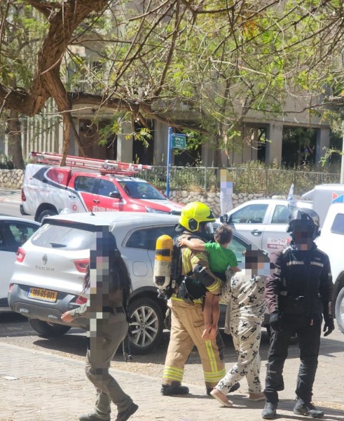 بئر السبع: تخليص 12 شخصاً بينهم 3 أطفال إثر حريق في مبنى سكني
