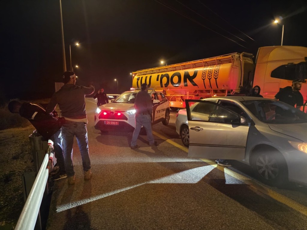 الشرطة تعتقل شخصين يشتبه بانتمائهما لعصابة سرقة سيارات بعد مطاردة في الجنوب نهاية الأسبوع