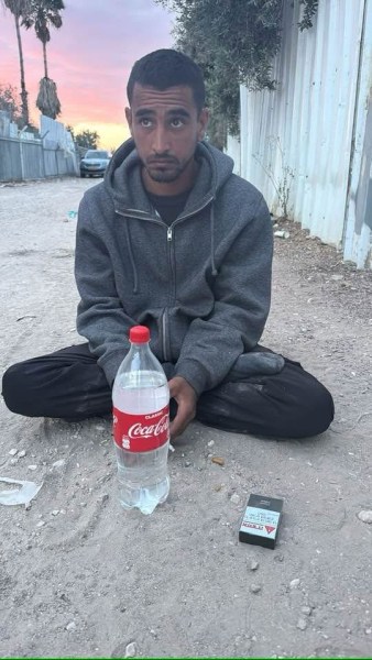 شاب في رهط بمنطقة الحماموت يجلس لساعات غير قادر على التعريف بنفسه ومناشدة للتعرف عليه