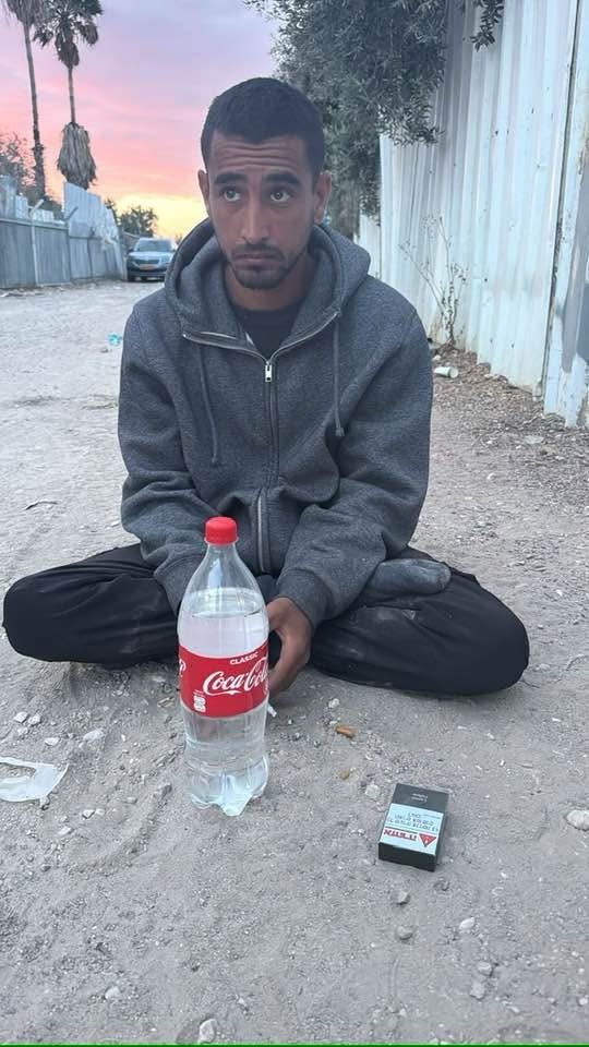 شاب في رهط بمنطقة الحماموت يجلس لساعات غير قادر على التعريف بنفسه ومناشدة للتعرف عليه