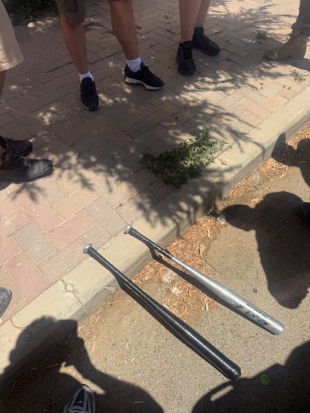 احتجاز أربعة مشتبه بهم بعد ضبط عصي بمركبتهم قرب استاد تيرنر ببئر السبع ضمن استعدادات مباراة الليلة