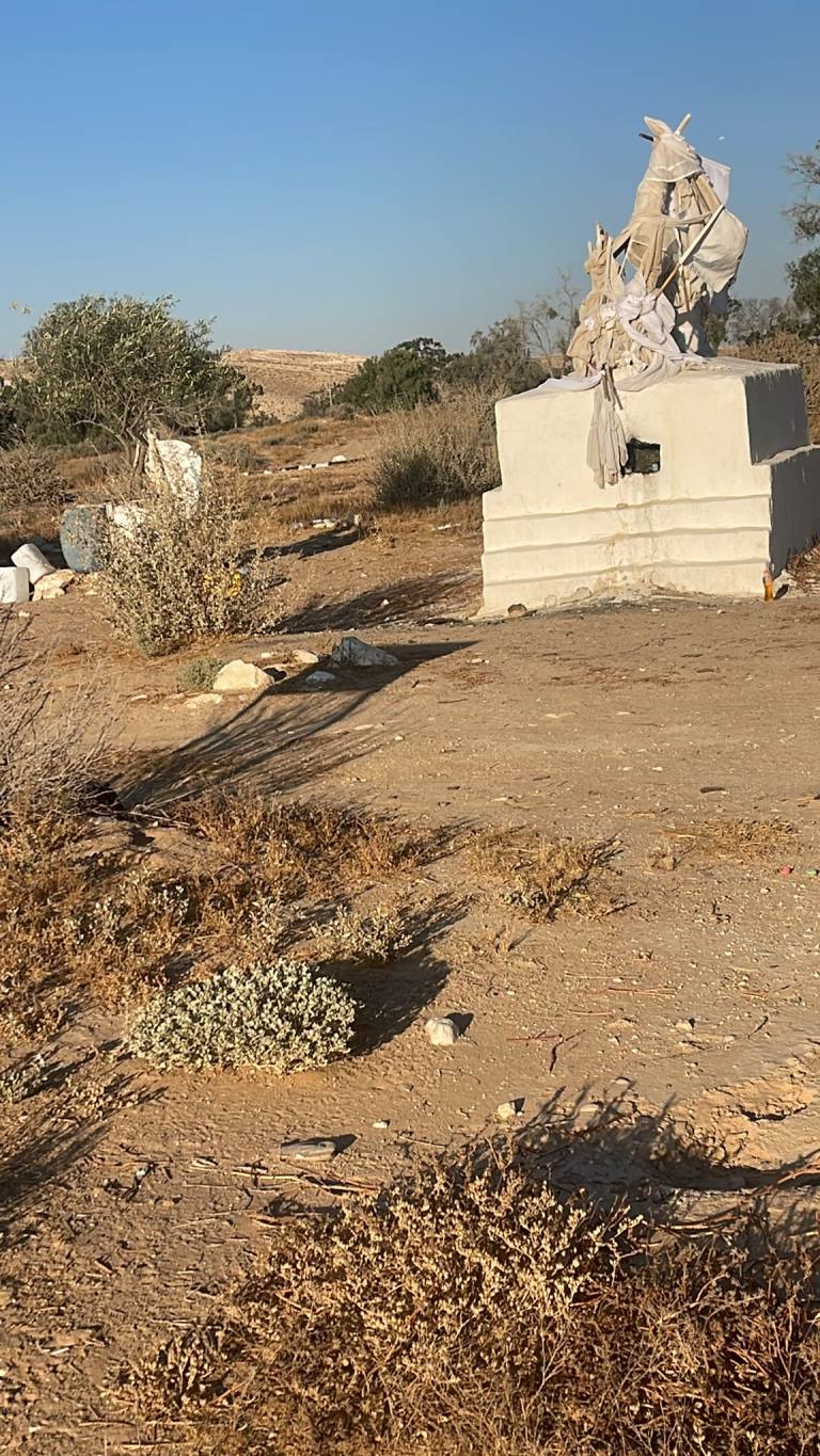 مقامات النقب: قبور “العسمان” في عسلوج.. بين عبق الموروث الشعبي والجدل الديني