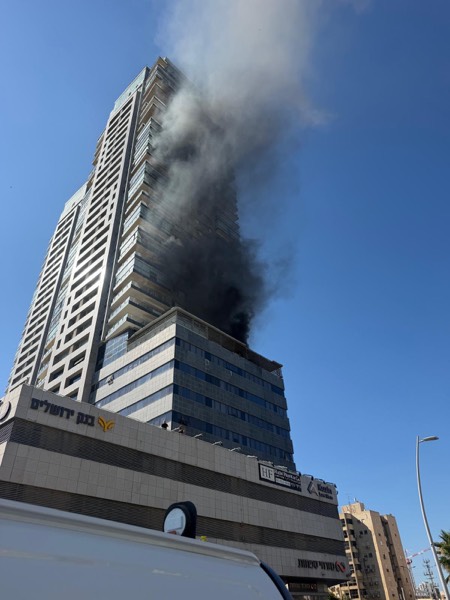 السيطرة على حريق بمبنى تجاري في أشدود دون تسجيل إصابات
